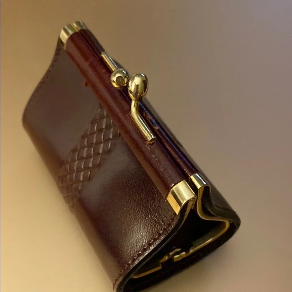 Elegant Brown Leather Coin Purse with Gold Accents. Vintage - Picture 7 of 9